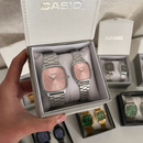 COMPRE 1 e LEVE 2 - Relógios CASIO Vintage Ultra Luxo Casal - Resistente à água | Aço Inoxidável + Caixinha CASIO de Brinde