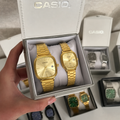 COMPRE 1 e LEVE 2 - Relógios CASIO Vintage Ultra Luxo Casal - Resistente à água | Aço Inoxidável + Caixinha CASIO de Brinde